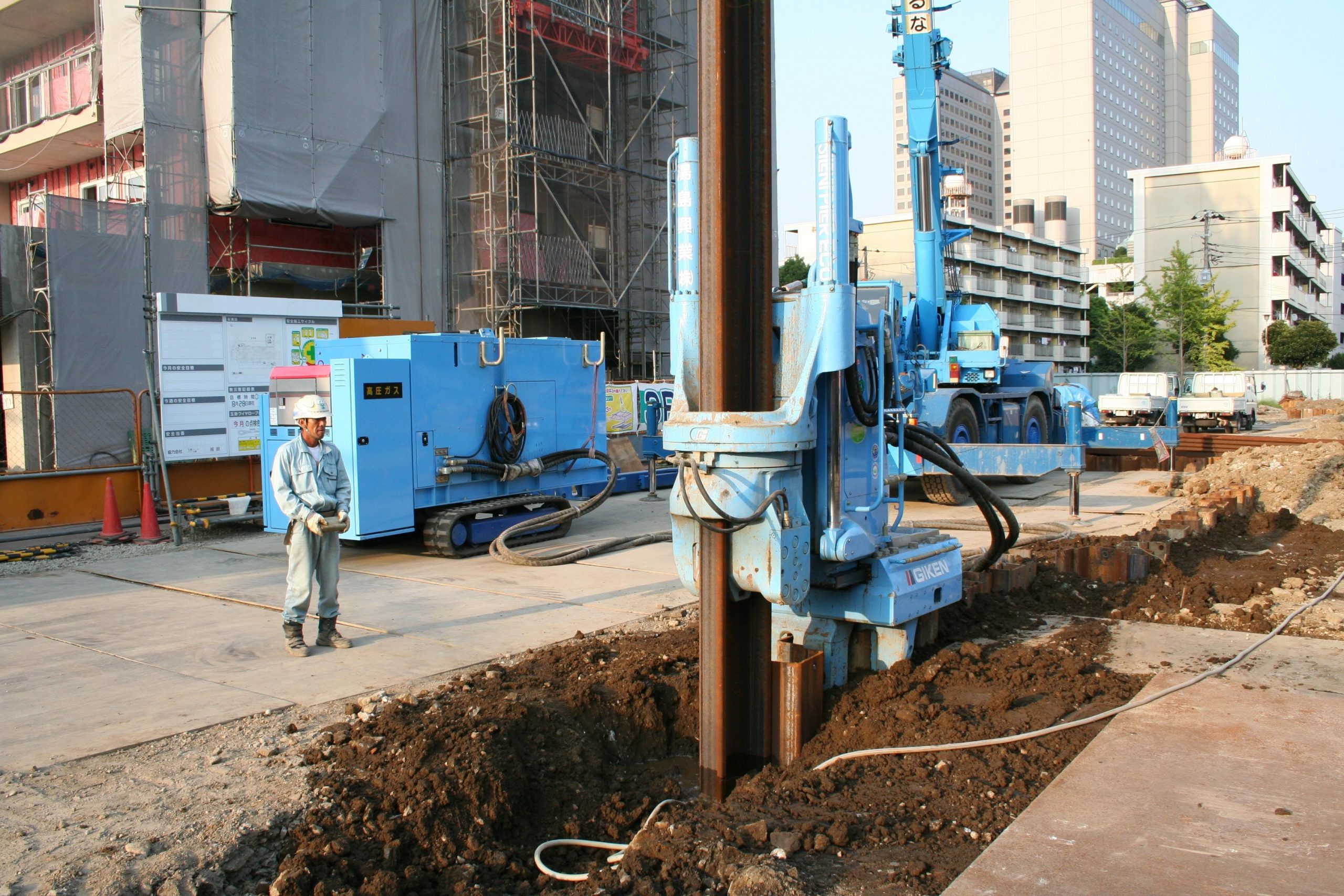 自走式杭圧入引抜機（パイラー） | 丸藤シートパイル株式会社